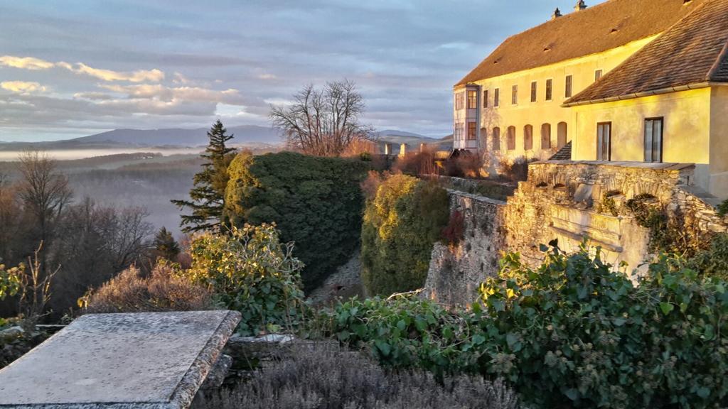 Готель Burg Bernstein Екстер'єр фото